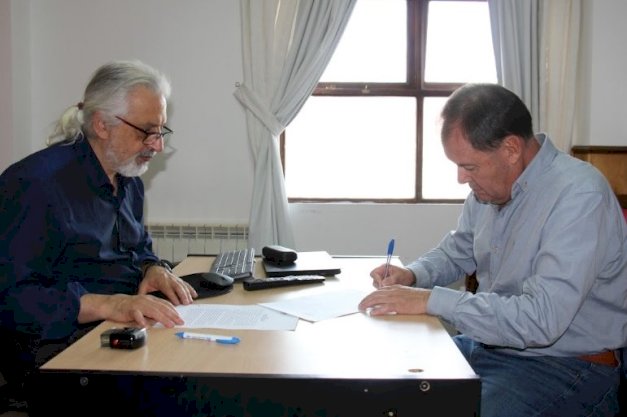 en la imagen se puede ver al Rector Daniel Fernandez junto al titular de GADA