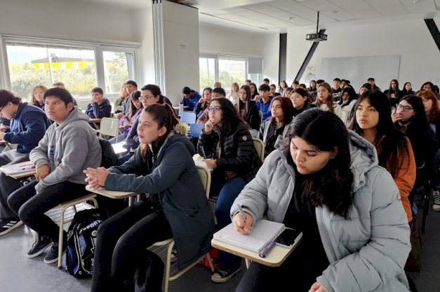 en la imagen se puede ver a estudiantes ingresantes sede ushuaia