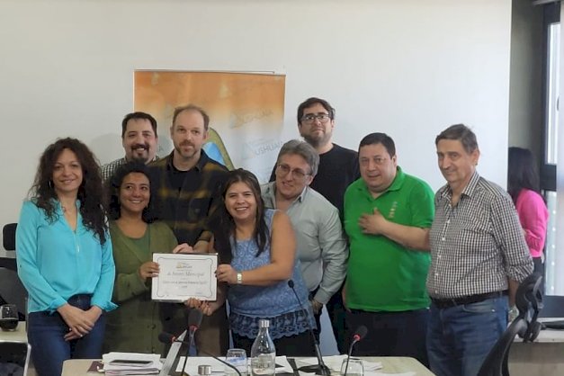 en la imagen se puede ver a personas adentro de una huerta